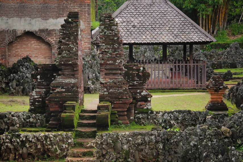 Gua Sunyaragi di Cirebon, kompleks pertapaan dengan 13 gua yang dibangun tiga periode sejak 1536 M. Pernah jadi markas perlawanan melawan Belanda.