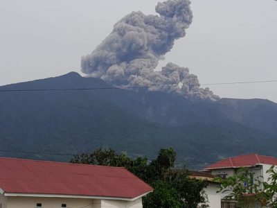 Kolom abu vulkanik hasil erupsi Gunung Marapi membumbung tinggi dengan intensitas tebal condong ke arah tenggara