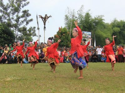 Tari Mojang Jaipong hanya ditarikan oleh perempuan dengan mengenakan pakaian tradisional Sunda