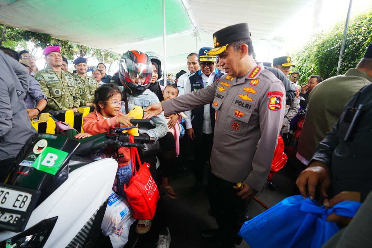 Kapolri Jenderal Listyo Sigit Prabowo saat meninjau Pelabuhan Bakauheni, Lampung, untuk memastikan kelancaran arus balik Idulfitri 2026