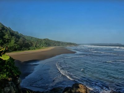 Pantai Karang Nini di Pangandaran menyimpan legenda cinta abadi sepasang lansia yang berubah menjadi karang. Nikmati pasir putih, ombak tenang, dan pesona alamnya/Foto: Indonesia Kaya
