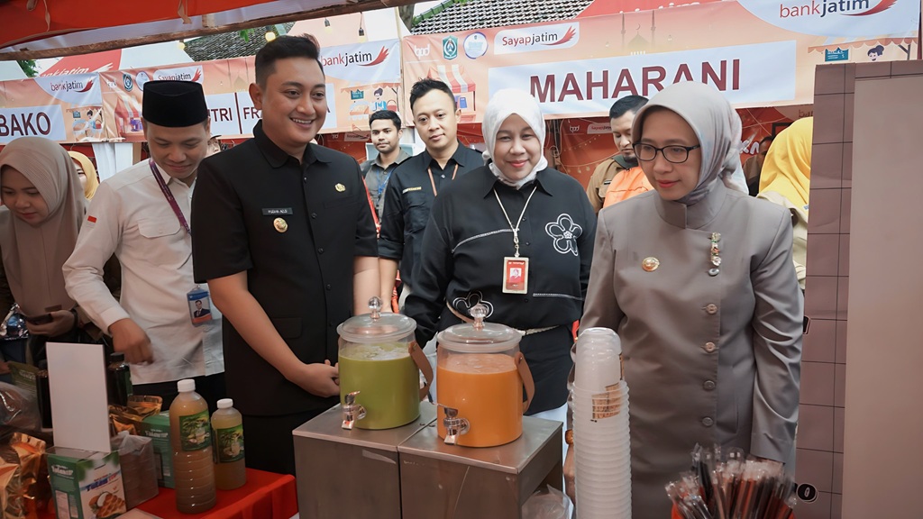 Bazar Ramadan di Lumajang diikuti 50 UMKM dengan transaksi digital QRIS. Bupati sebut ajang ini perkuat ekosistem usaha kecil dan perluas pasar produk lokal.