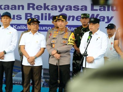 Menteri Perhubungan Dudy Purwagandhi saat meninjau pemberlakuan one way nasional di Gerbang Tol Kalikangkung, Semarang, 24 Maret 2026/Foto: Humas Kemenhub