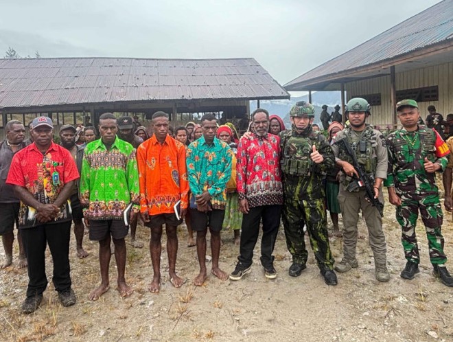 Tiga eks anggota kelompok Kalenak Murib menandatangani ikrar setia kepada NKRI dalam prosesi di SD Inpres 1 Sinak, Distrik Sinak, Kabupaten Puncak, Papua Tengah, Sabtu (28/3/2026)/Foto: Istimewa