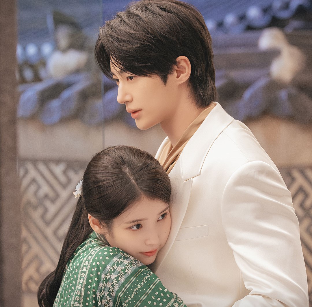 IU dan Byeon Woo-seok jadi pasangan kontroversial dalam drama Perfect Crown. Kisah pewaris konglomerat dan pangeran yang gegar monarki modern Korea, tayang 10 April.