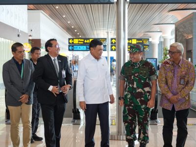 Menko Polkam Djamari Chaniago meninjau kesiapan mudik Lebaran di Bandara Internasional Yogyakarta