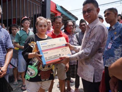 Wali Kota Pontianak Edi Rusdi Kamtono meninjau lokasi kebakaran di Jalan Parwasal, Siantan Tengah, Kamis 26 Maret 2026, usai enam rumah ludes terbakar. Pada kesempatan itu, Edi Rusdi menyerahkan bantuan/Foto: Media center Pemkot Pontianak