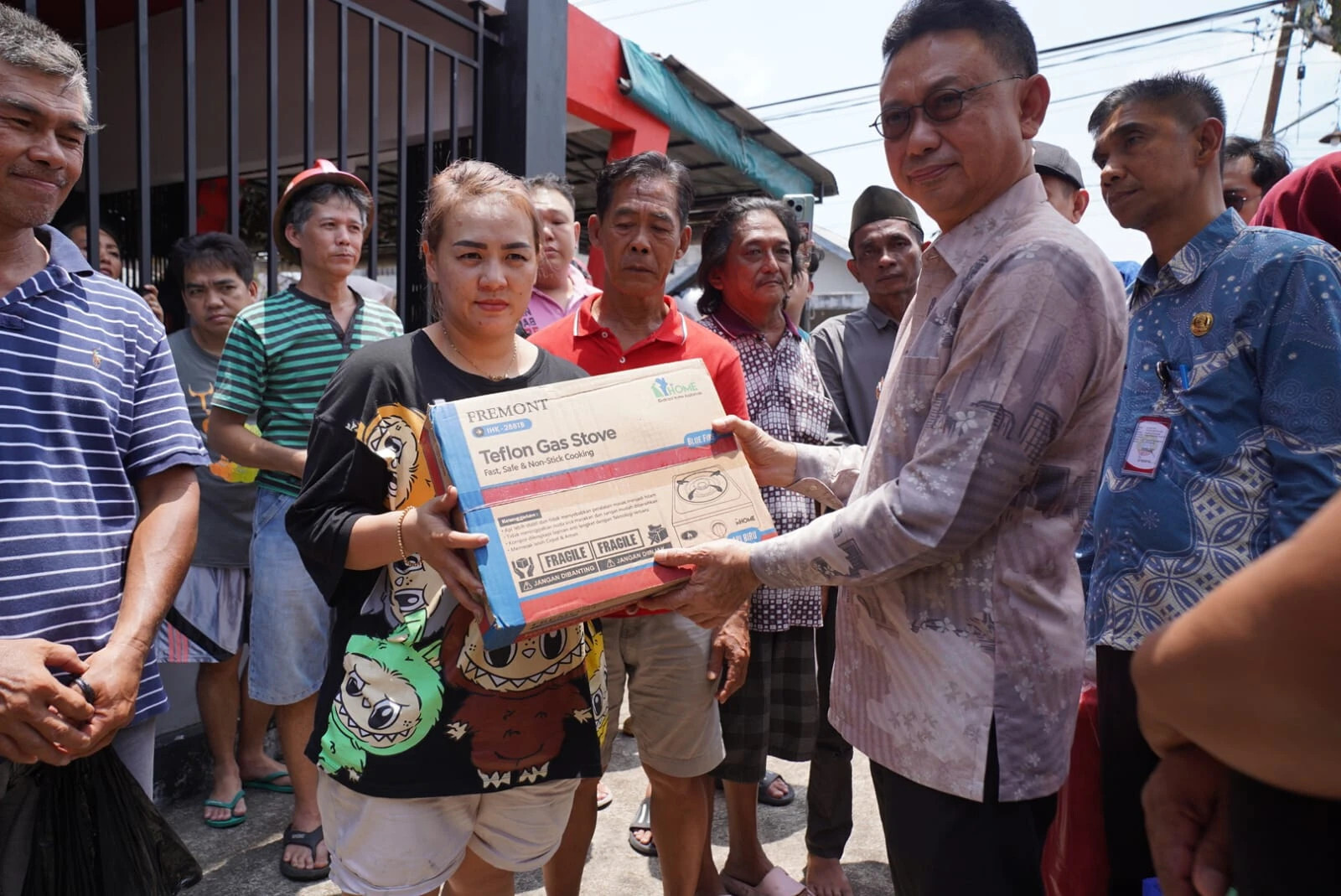 Wali Kota Pontianak Edi Rusdi Kamtono meninjau lokasi kebakaran di Jalan Parwasal, Siantan Tengah, Kamis 26 Maret 2026, usai enam rumah ludes terbakar. Pada kesempatan itu, Edi Rusdi menyerahkan bantuan/Foto: Media center Pemkot Pontianak