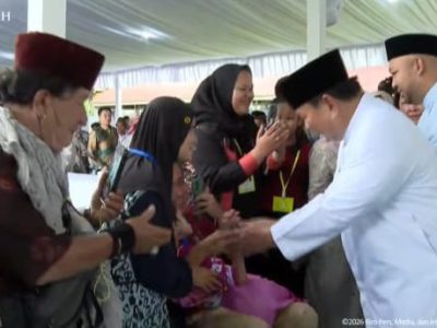 Presiden Prabowo Subianto menyapa ribuan warga yang mengikuti open house Lebaran di Istana Kepresidenan Jakarta