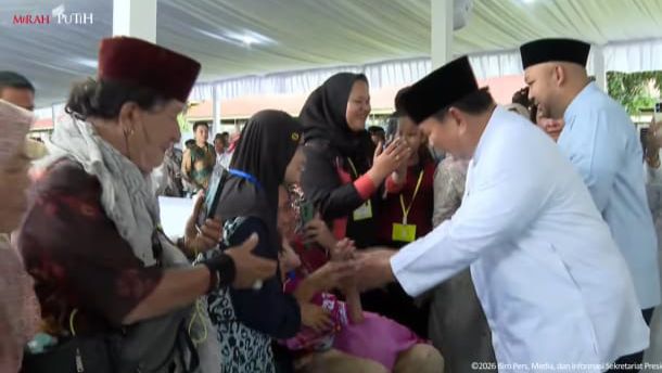 Presiden Prabowo Subianto menyapa ribuan warga yang mengikuti open house Lebaran di Istana Kepresidenan Jakarta