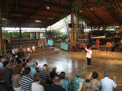 Para pengunjung Saung Udjo diajak untuk berinteraksi langsung dan ikut belajar memainkan angklung secara berkelompok