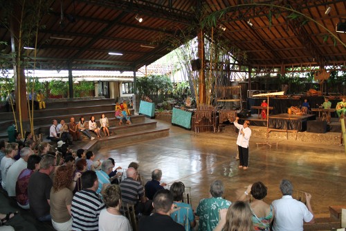 Para pengunjung Saung Udjo diajak untuk berinteraksi langsung dan ikut belajar memainkan angklung secara berkelompok