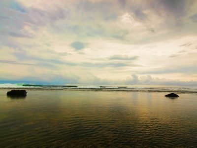 Pemandangan sunset di Pantai Sayang Heulang menjadi sajian indah ketika hari beranjak senja/Foto: Indonesia Kaya