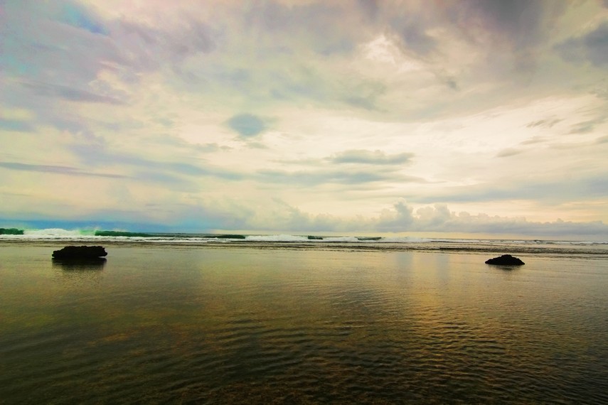 Pemandangan sunset di Pantai Sayang Heulang menjadi sajian indah ketika hari beranjak senja/Foto: Indonesia Kaya