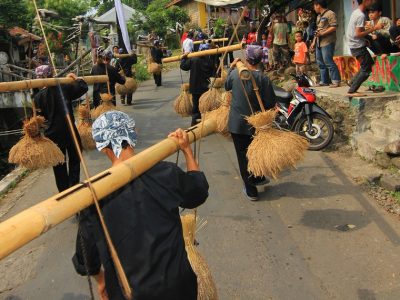 Para pemain kesenian rengkong mengenakan pakaian adat Kasepuhan Sunda saat mengarak hasil bumi dalam upacara Seren Taun