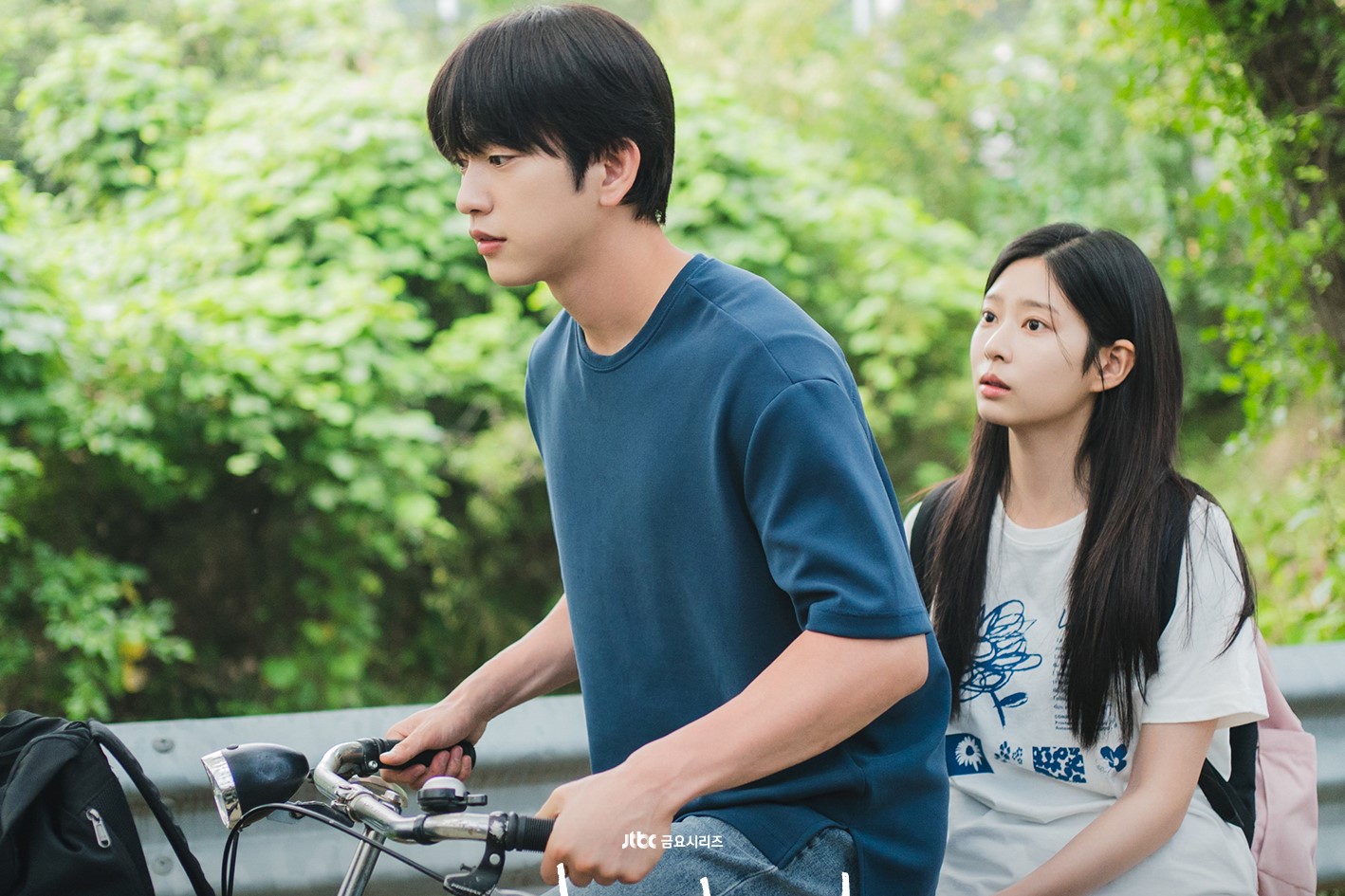 Poster drama "Still Shining" menampilkan Park Jinyoung dan Kim Min Ju/Foto: Soompi