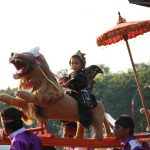 Pertunjukan kesenian sisingaan khas Subang dengan boneka singa diusung empat orang penari dan ditunggangi anak-anak