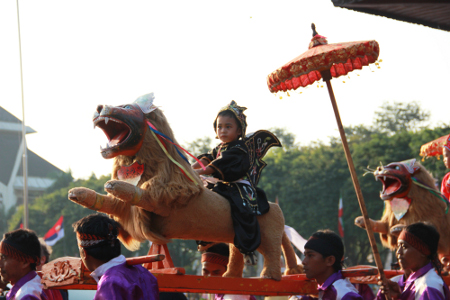 Pertunjukan kesenian sisingaan khas Subang dengan boneka singa diusung empat orang penari dan ditunggangi anak-anak