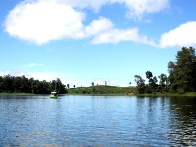 Situ Patenggang dikelilingi perbukitan dan perkebunan kebun teh Rancabali yang menyejukan/Foto: Indonesia Kaya