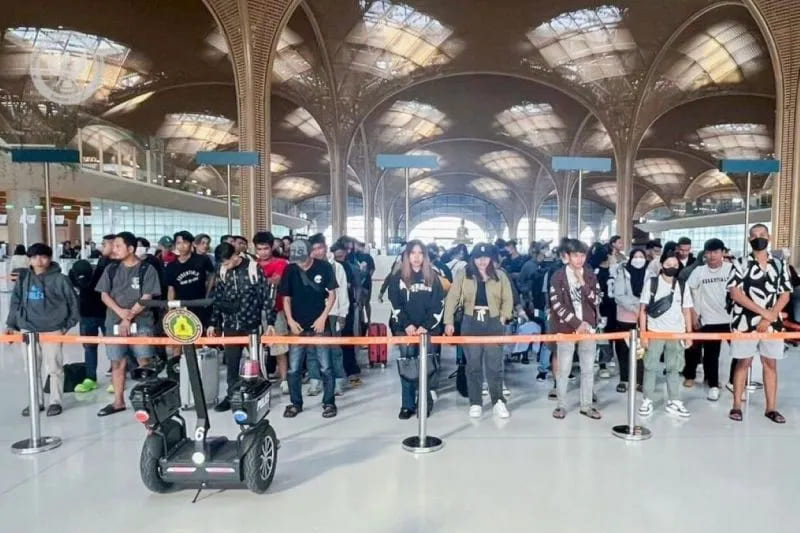 WNI eks sindikat penipuan daring di Kamboja saat proses pemulangan melalui Bandara Internasional Phnom Penh dengan pendampingan KBRI