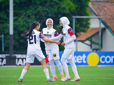 im Saswco Mojang merayakan gol dalam laga Hydroplus Soccer League U-18 melawan Putri Sukabumi di Cimahi.