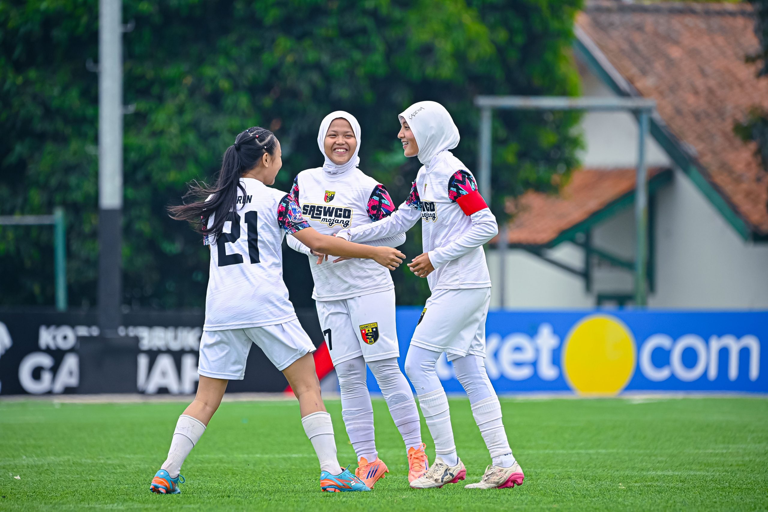 im Saswco Mojang merayakan gol dalam laga Hydroplus Soccer League U-18 melawan Putri Sukabumi di Cimahi.