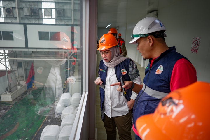 Wali Kota Banjarbaru Erna Lisa Halaby bersama rombongan saat meninjau fasilitas RDF Plant Rorotan, Jakarta, Sabtu (4/4/2026)