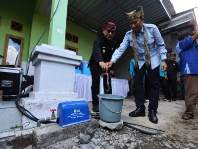 Wakil Bupati Banyuwangi Mujiono dan General Manager PLN UIP JBTB Hendro Prasetyawan saat penyerahan bantuan sambungan air bersih di Desa Kebondalem