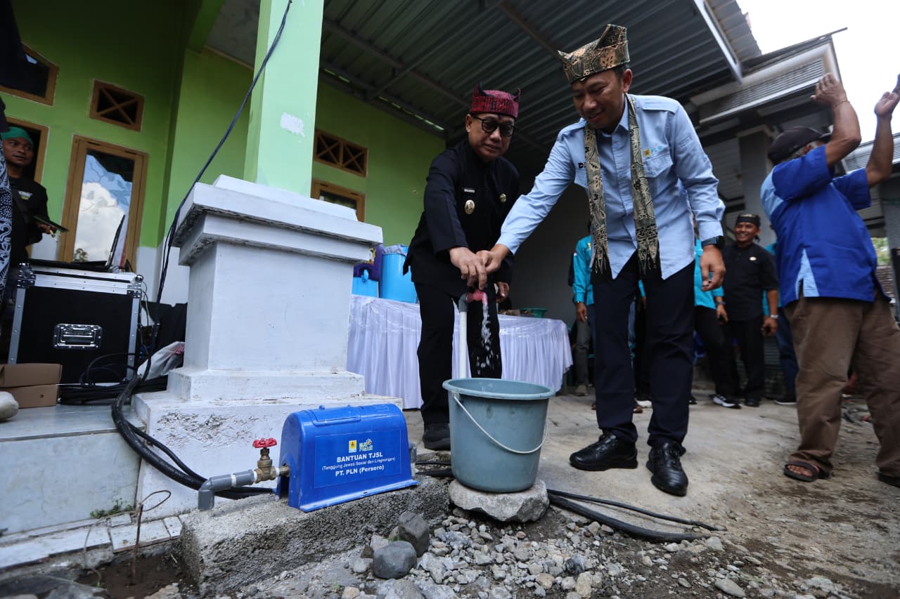 Wakil Bupati Banyuwangi Mujiono dan General Manager PLN UIP JBTB Hendro Prasetyawan saat penyerahan bantuan sambungan air bersih di Desa Kebondalem
