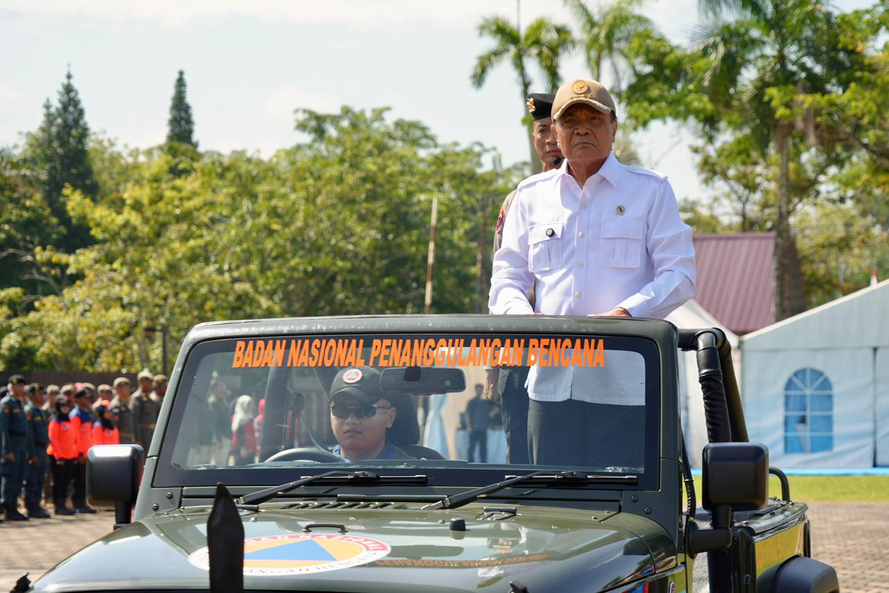 Menteri Koordinator Bidang Politik dan Keamanan Djamari Chaniago memimpin apel kesiapsiagaan karhutla di halaman Kantor Gubernur Kalimantan Barat, Pontianak