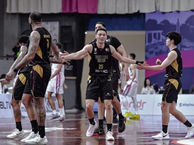 Dewa United Banten raih kemenangan keempat beruntun usai gilas RANS Simba Bogor 96-75. Ibarra 25 poin, Cooper catat 13 assist.