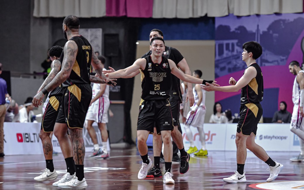 Dewa United Banten raih kemenangan keempat beruntun usai gilas RANS Simba Bogor 96-75. Ibarra 25 poin, Cooper catat 13 assist.