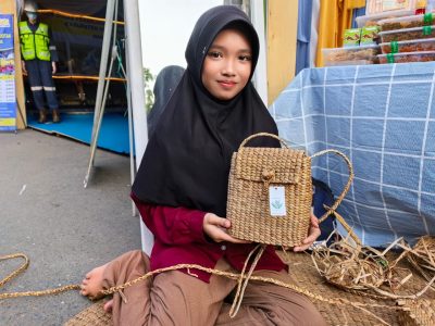 Perajin muda eceng gondok asal Kabupaten Hulu Sungai Utara, Syakira, memamerkan hasil karyanya di stand Apindo, Sabtu (25/4/2026)/Foto: Media Center HSU