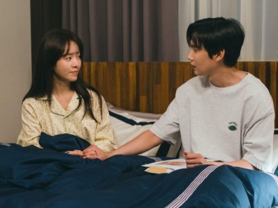 Lee Ui Yeong tinggal di rumah Song Tae Seop usai bertengkar dengan ibu di The Practical Guide to Love. Tae Seop berusaha jadi penengah. Episode baru tayang 4 April.