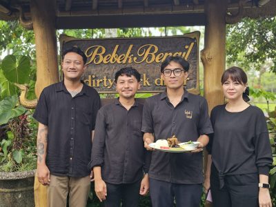 (Kiri ke kanan) Pande Trisna tim Marcom, Ion Vicky Mart Director of Sales & Marketing Corporate, Owner Bebek Bengil (pegang piring) Anak Agung Gde Diva Suputra