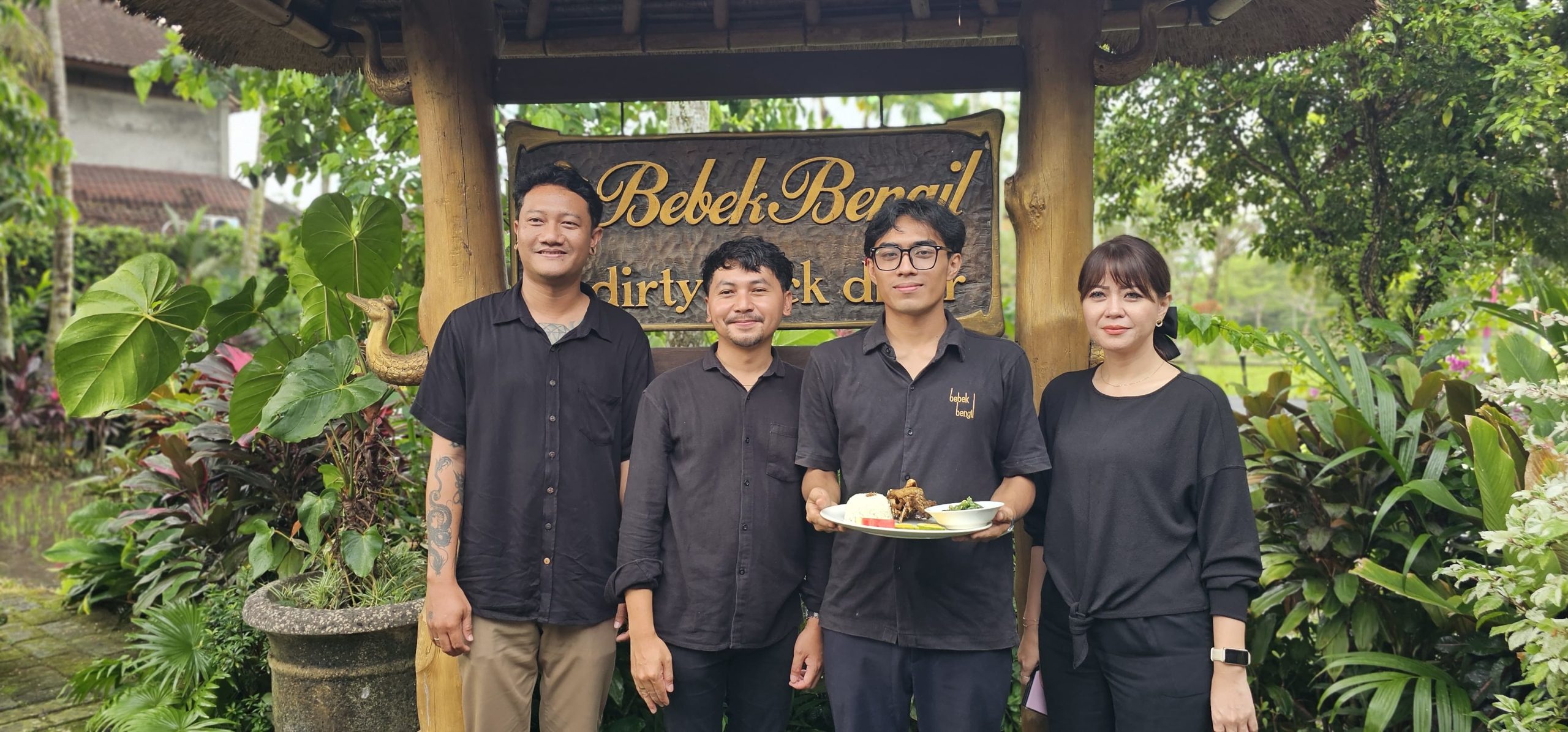 (Kiri ke kanan) Pande Trisna tim Marcom, Ion Vicky Mart Director of Sales & Marketing Corporate, Owner Bebek Bengil (pegang piring) Anak Agung Gde Diva Suputra