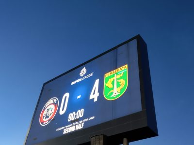 Persebaya Surabaya pesta gol ke gawang Arema FC di Derby Jatim yang digelar di Bali. Kapten Francisco Rivera bikin dua gol, skor akhir 0-4.