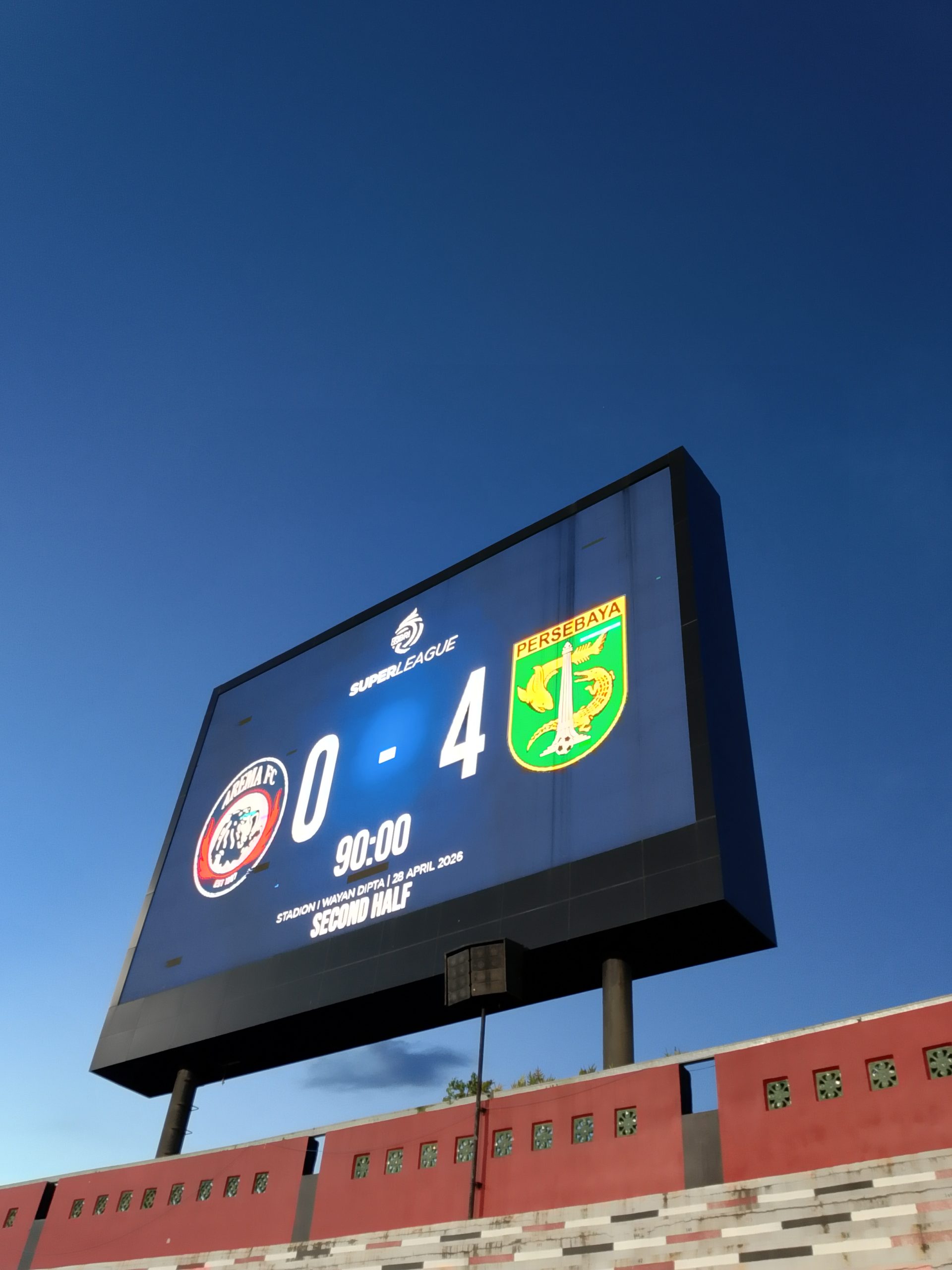 Persebaya Surabaya pesta gol ke gawang Arema FC di Derby Jatim yang digelar di Bali. Kapten Francisco Rivera bikin dua gol, skor akhir 0-4.