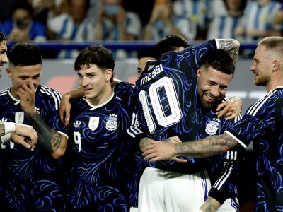 Argentina menang 5-0 atas Zambia namun tetap hadapi kritik karena terlalu banyak uji coba lawan tim lemah. Scaloni masih menanti keputusan Messi untuk Piala Dunia 2026.