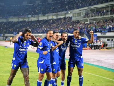 Para pemain Persib melakukan selebrasi usai mencetak gol ke gawang Bali United.