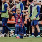 Raphinha minta maaf soal gestur ke suporter Atletico usai Barcelona tersingkir, tapi tetap ngotot timnya "dirampok" wasit. Ia terancam sanksi UEFA.