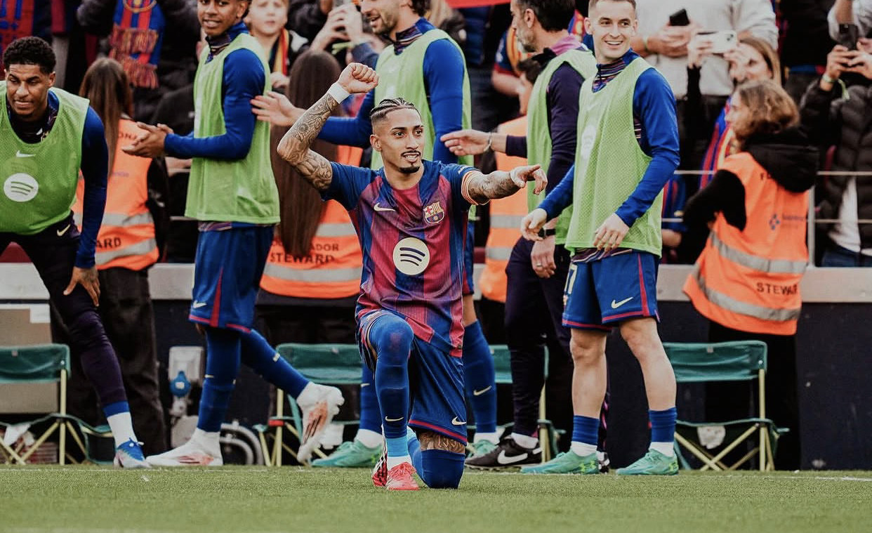 Raphinha minta maaf soal gestur ke suporter Atletico usai Barcelona tersingkir, tapi tetap ngotot timnya "dirampok" wasit. Ia terancam sanksi UEFA.