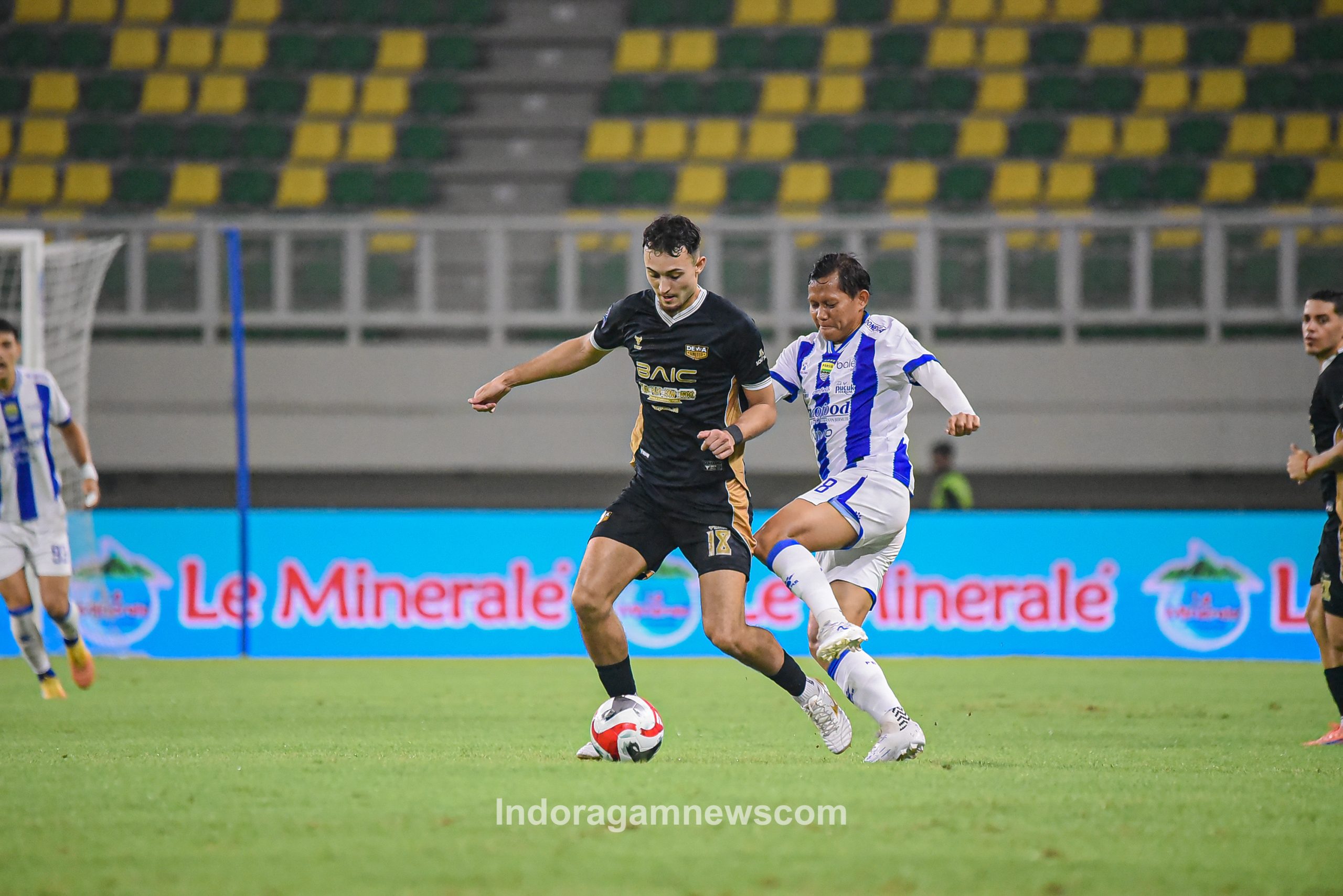 Persib (putih0 berhasil membawa pulang satu poin dari kandang lawan setelah menahan imbang Dewa United dengan skor 2-2 di Banten Internasional Stadium, Senin malam (20/4/2026)/Foto: Muhamad Farid/Indoragamnewscom