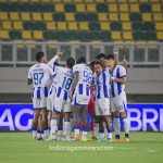 Persib Bandung selamat dari kekalahan usai lawan kena kartu merah. Tertinggal 0-2, Maung Bandung memaksakan skor 2-2 di kandang Dewa United.