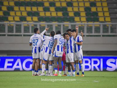 Persib Bandung selamat dari kekalahan usai lawan kena kartu merah. Tertinggal 0-2, Maung Bandung memaksakan skor 2-2 di kandang Dewa United.