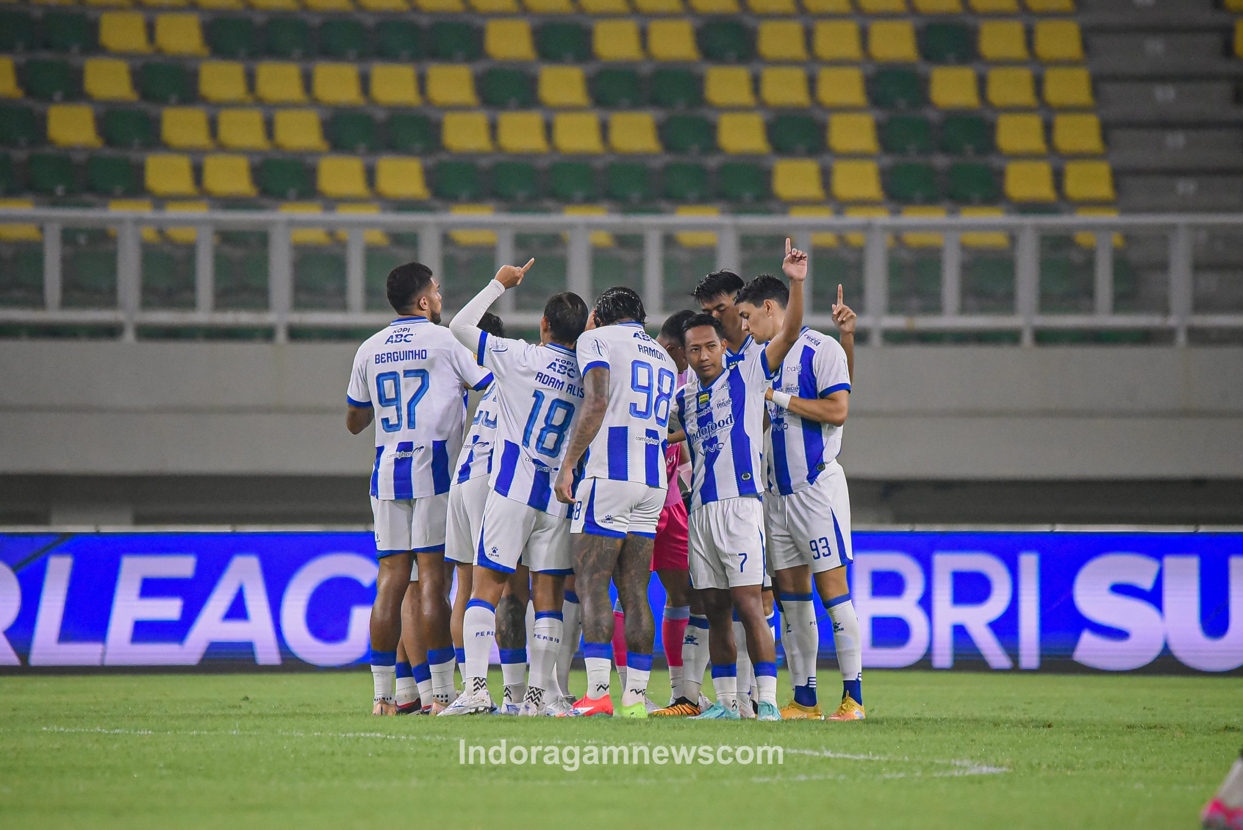Persib Bandung selamat dari kekalahan usai lawan kena kartu merah. Tertinggal 0-2, Maung Bandung memaksakan skor 2-2 di kandang Dewa United.