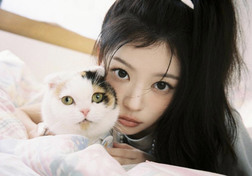 Moka ILLIT absen sementara dari comeback 30 April karena sakit. Agensi prioritaskan pemulihan setelah perawatan medis, belum bisa pastikan kapan kembali.