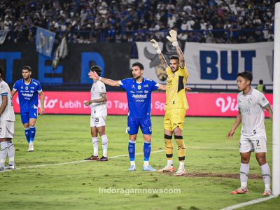 Persib ditahan imbang Arema 0-0 di GBLA. Bojan Hodak akui kiper Lucas Frigeri jadi pemain terbaik dan persaingan juara semakin rumit.