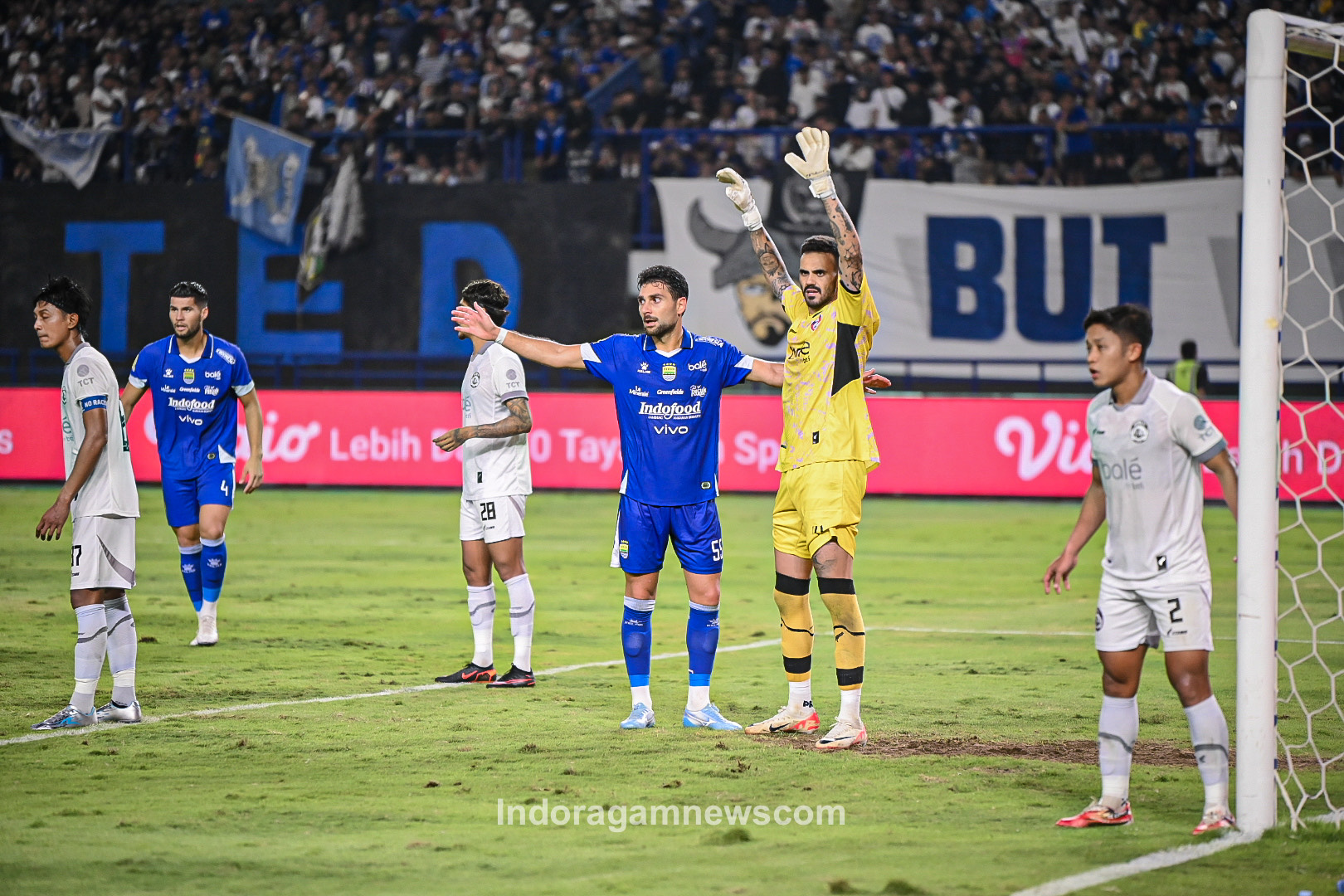 Persib ditahan imbang Arema 0-0 di GBLA. Bojan Hodak akui kiper Lucas Frigeri jadi pemain terbaik dan persaingan juara semakin rumit.