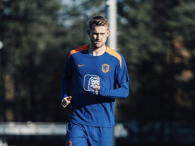 Matthijs de Ligt kembali berlatih usai 149 hari cedera punggung. Ia kini berlomba pulihkan performa demi rebut tiket Piala Dunia 2026 bersama Timnas Belanda.
